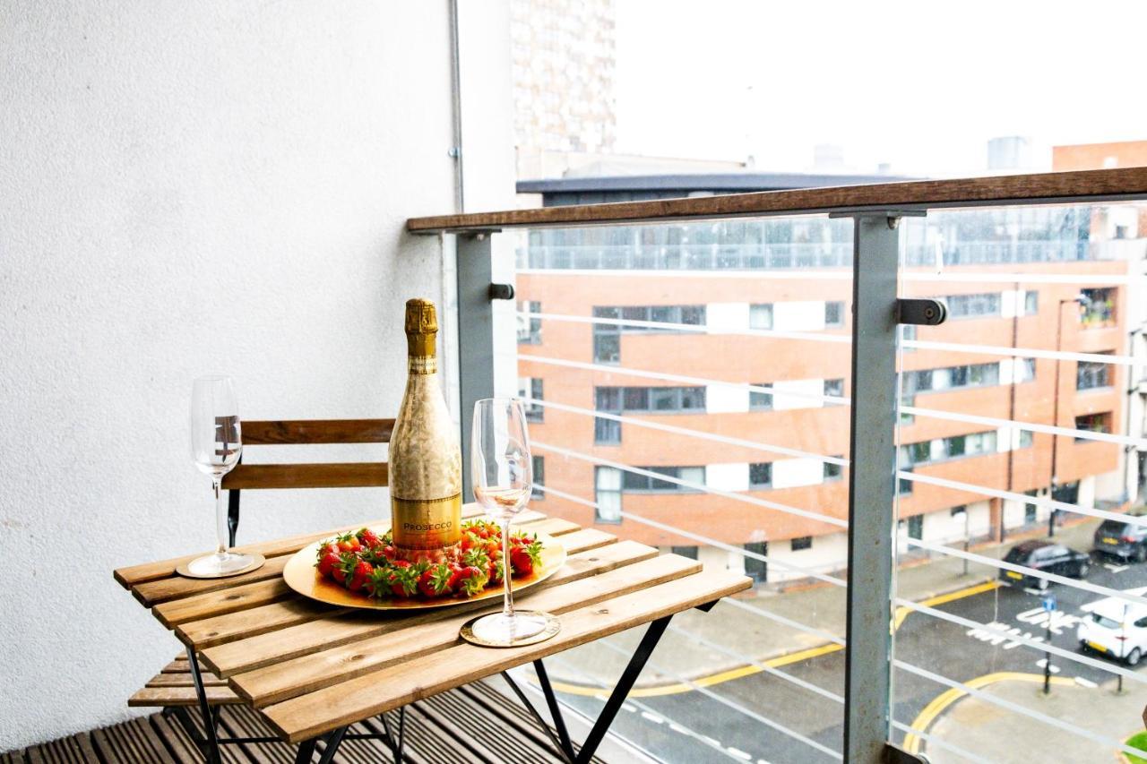 Stylish 4Th Floor 2 Bedroom En Suite City Centre Apartment With Parking By Azura Nights Birmingham Exterior foto